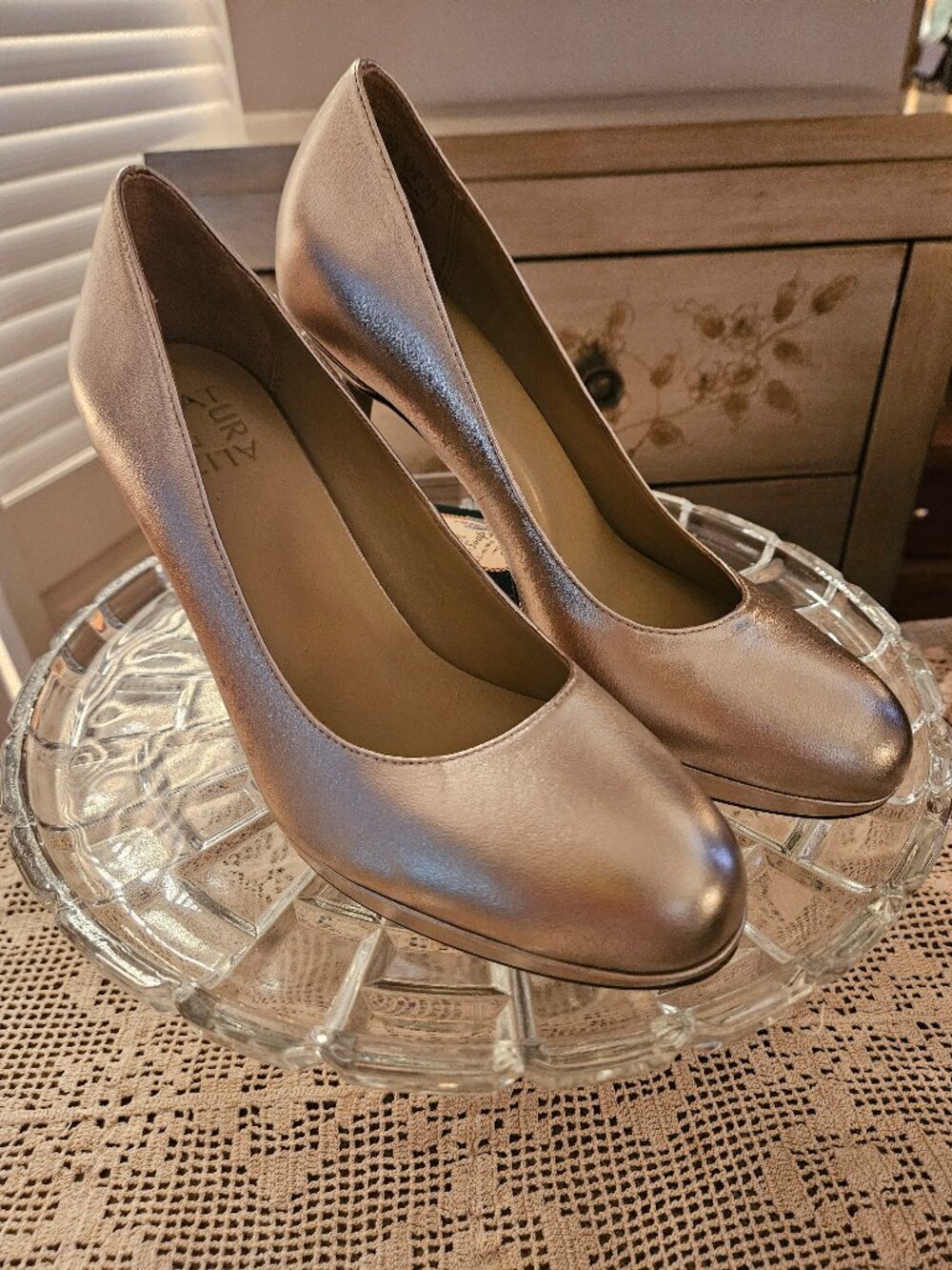 Naturalizer Celina Gold Pumps. Round toe design. Stiletto heel. Size 7.5
